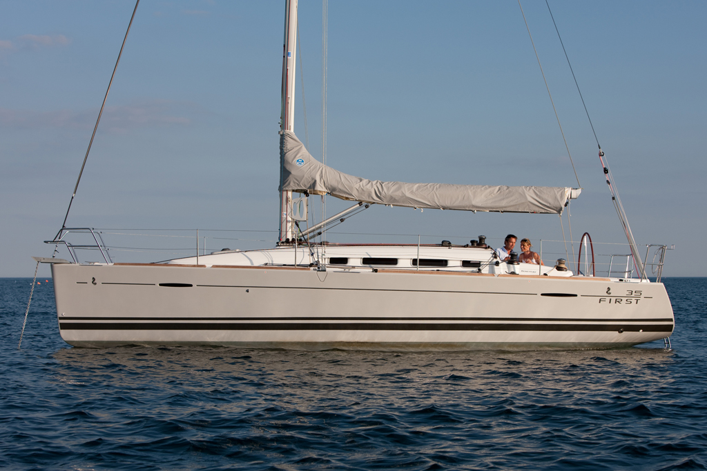 Regattayacht Charteryacht First 35 38
